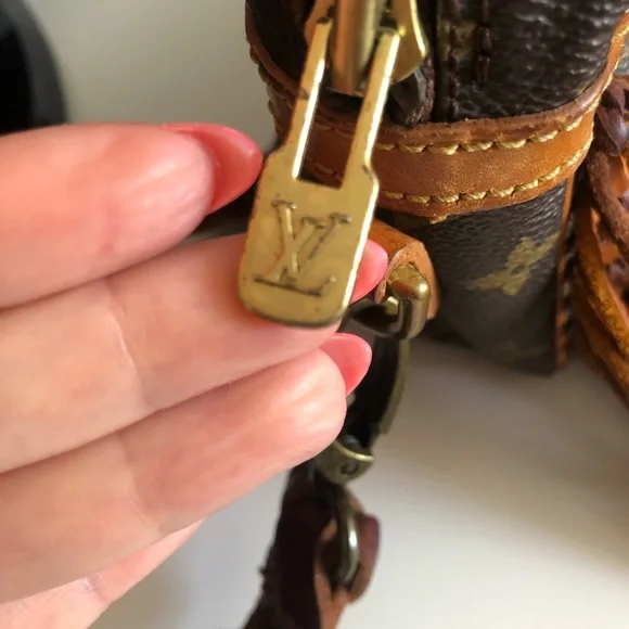 LOUIS VUITTON CROSSBODY - Picture 7 of 11